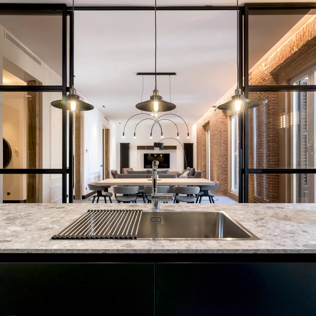 Puertas correderas aluminio negro separan cocina comedor