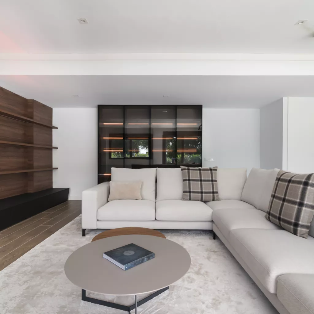 Salón moderno con vitrina Santos