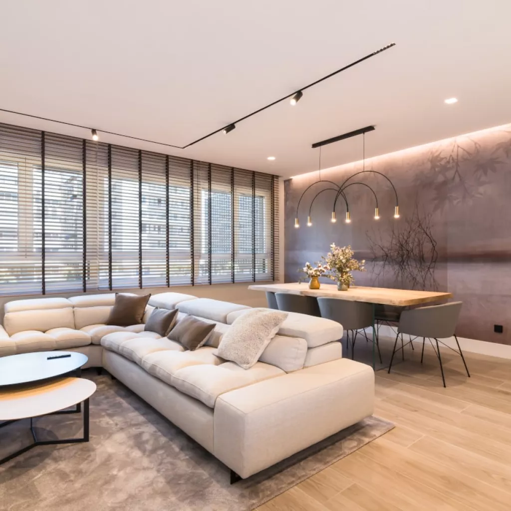 Vista salón comedor pared con papel pintado