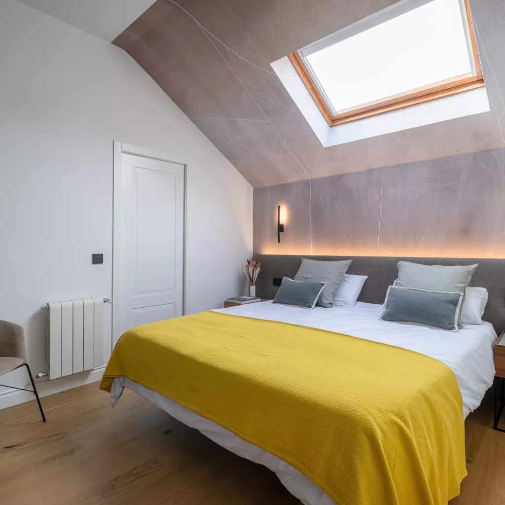 Un dormitorio con vestidor pensado para el descanso y el orden