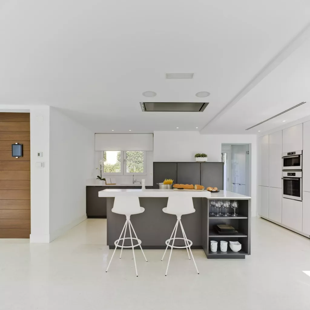 Cocina Santos Intra-E y LINE-L en gris antracita con isla central y encimera Silestone Blanco Zeus