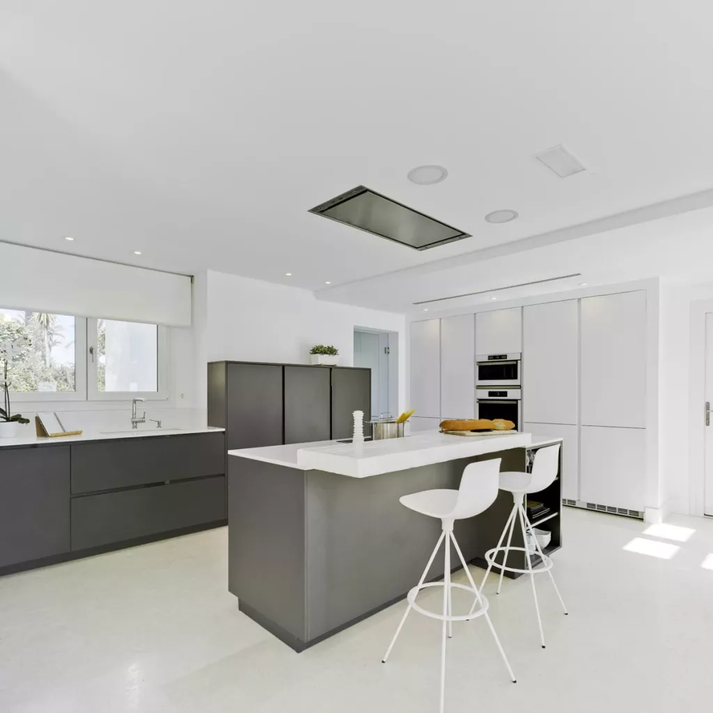 Cocina Santos Intra-E y LINE-L en gris antracita con isla central y encimera Silestone Blanco Zeus