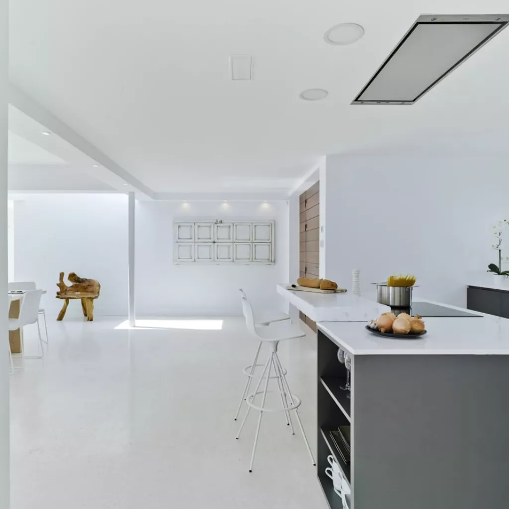 Cocina Santos Intra-E y LINE-L en gris antracita con isla central y encimera Silestone Blanco Zeus