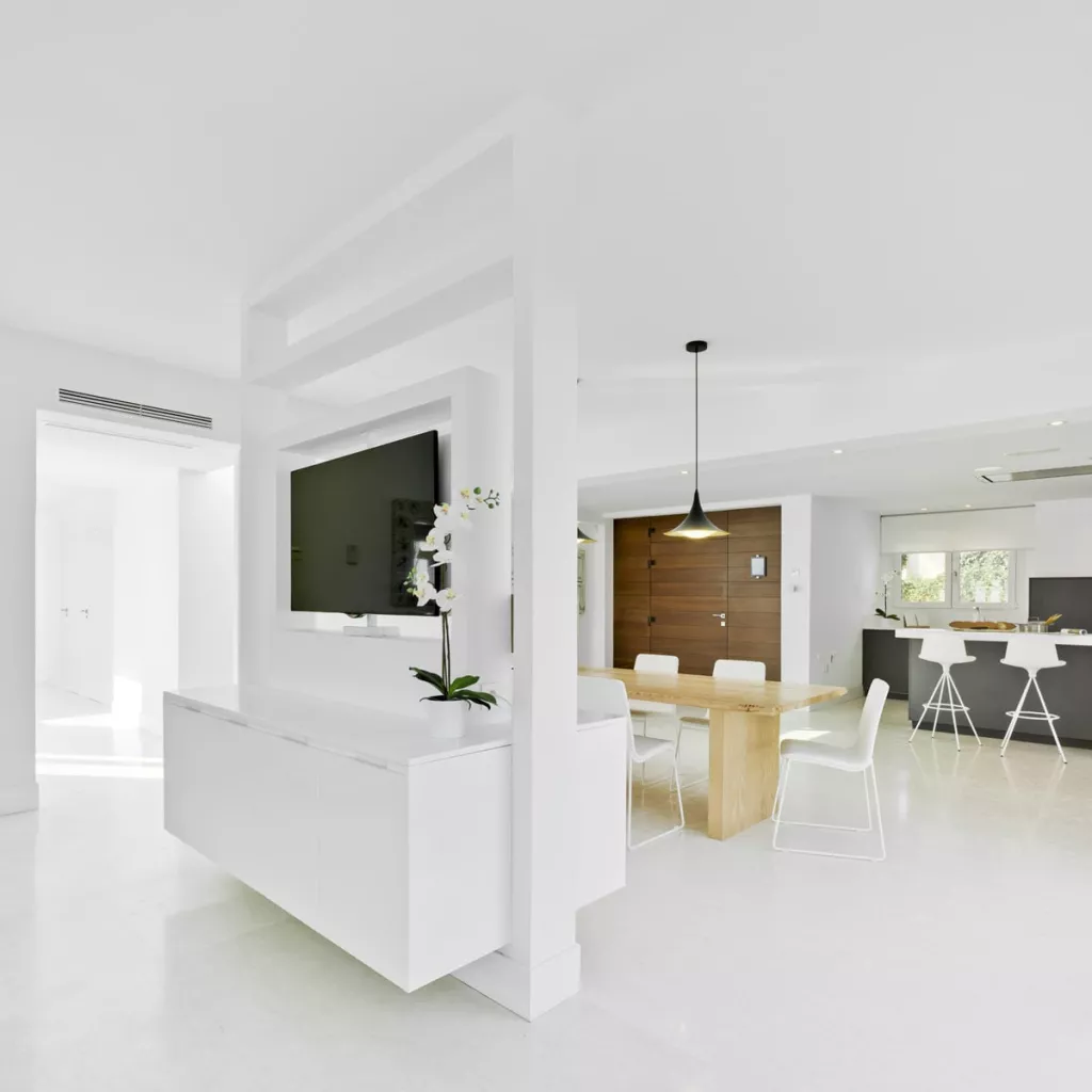 Cocina Santos Intra-E y LINE-L en gris antracita con isla central y encimera Silestone Blanco Zeus