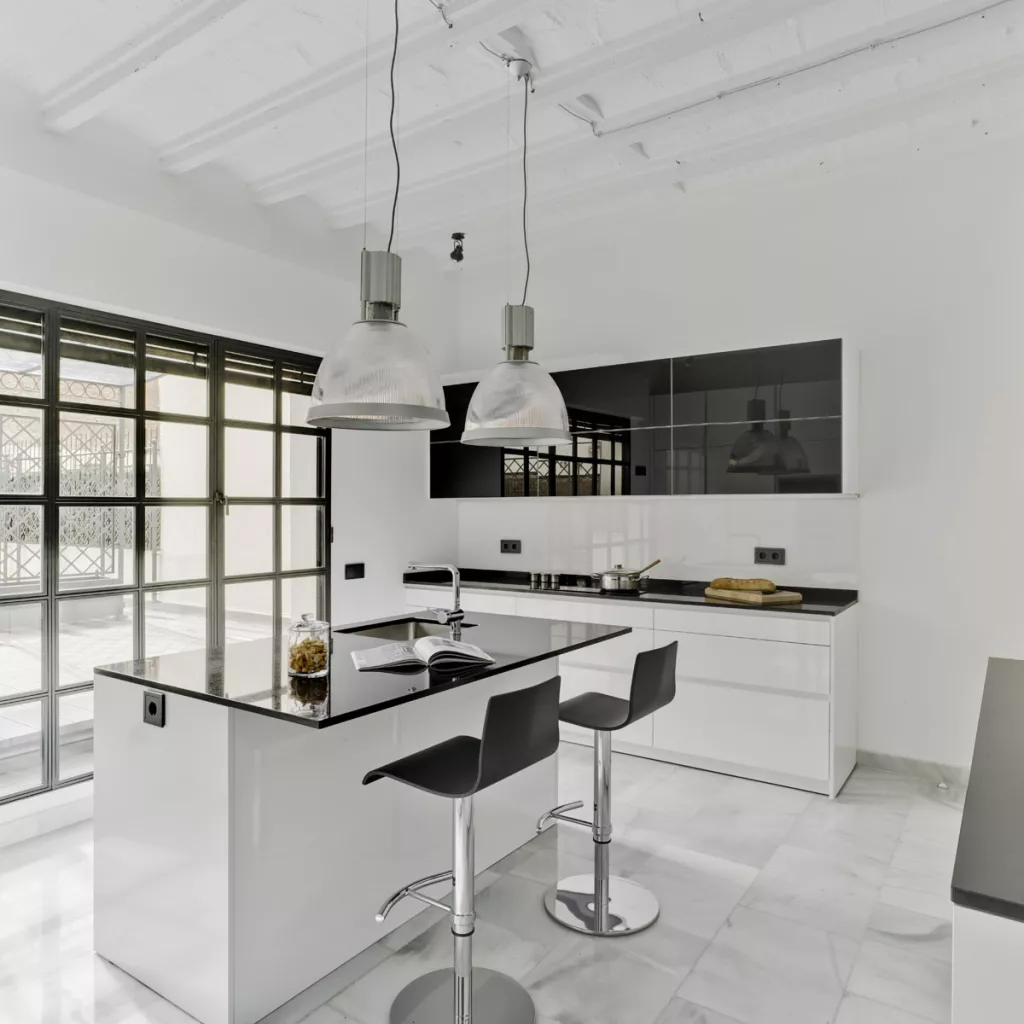 Proyecto y reforma de cocina moderna en blanco y negro: Formas equilibradas y homogéneas en tu cocina