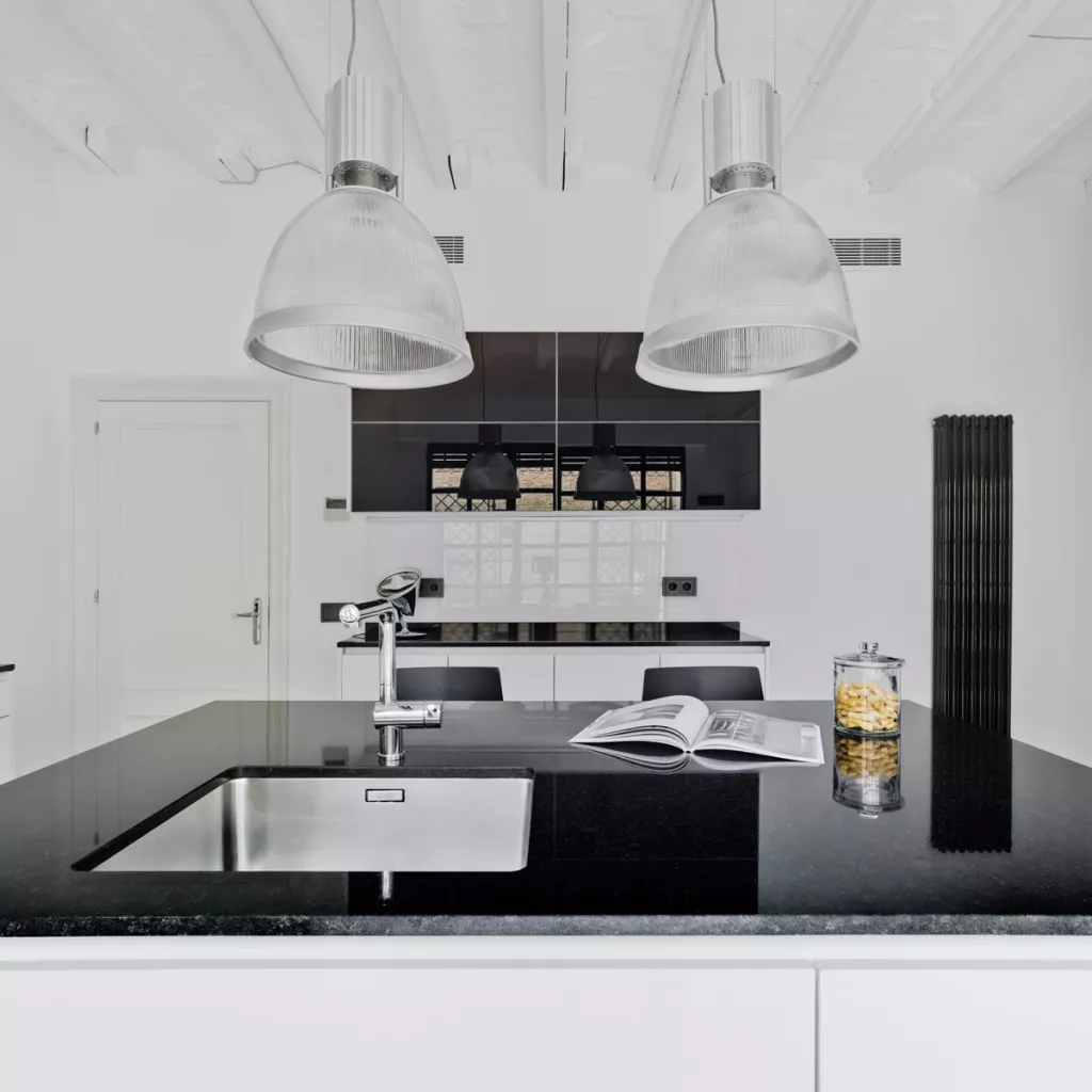 Proyecto y reforma de cocina moderna en blanco y negro: Formas equilibradas y homogéneas en tu cocina