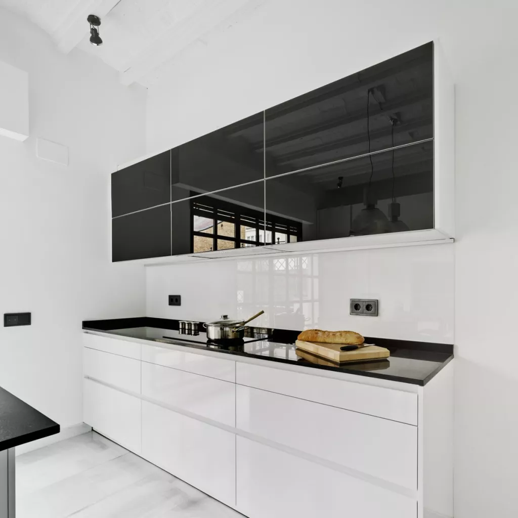 Proyecto y reforma de cocina moderna en blanco y negro: Formas equilibradas y homogéneas en tu cocina
