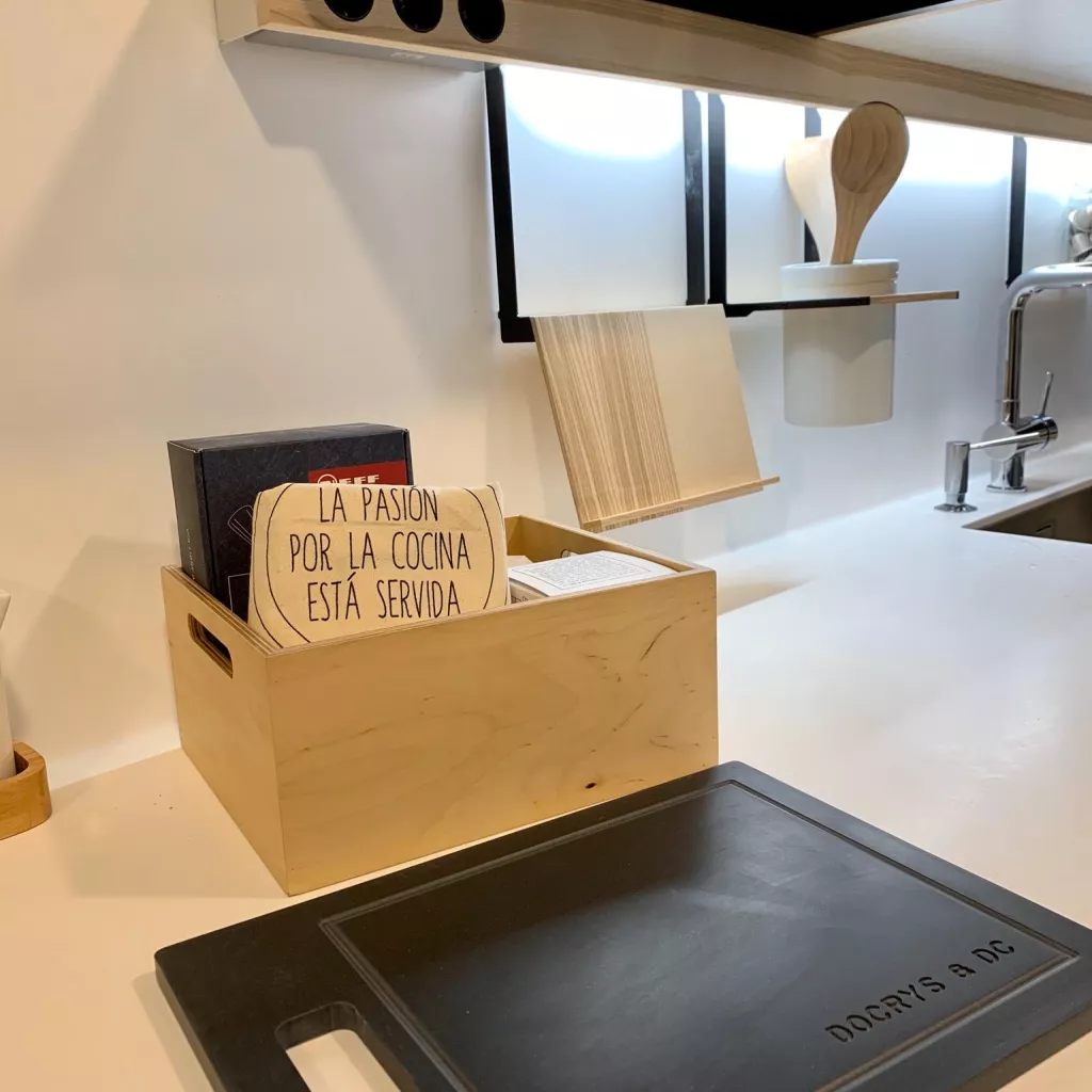 cocina blanca con madera