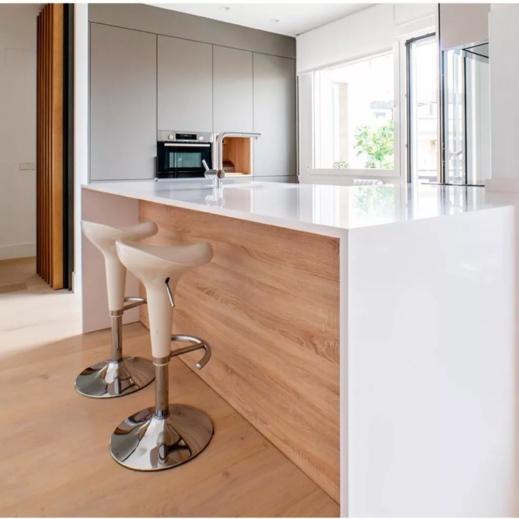 Isla de cocina en blanco y madera