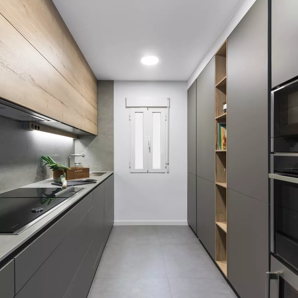 Cocina moderna en paralelo en color gris y madera