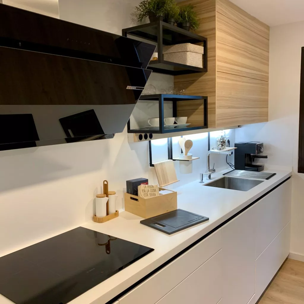 cocina blanca con madera