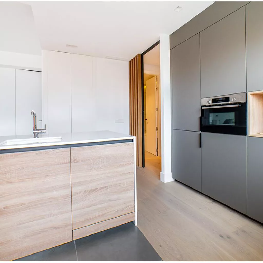 Cocina en blanco gris y madera de Santos Cocinas