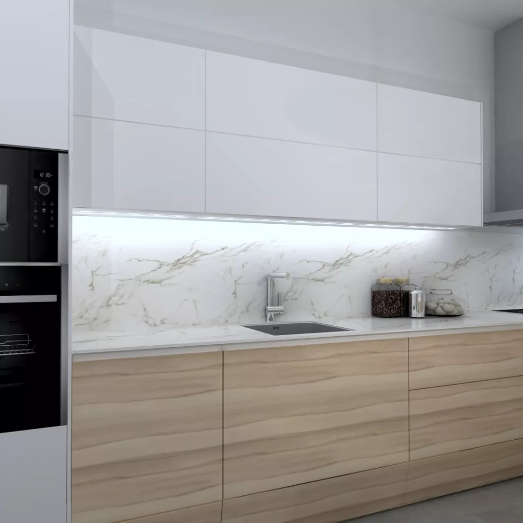 Cocina en paralelo en blanco y madera