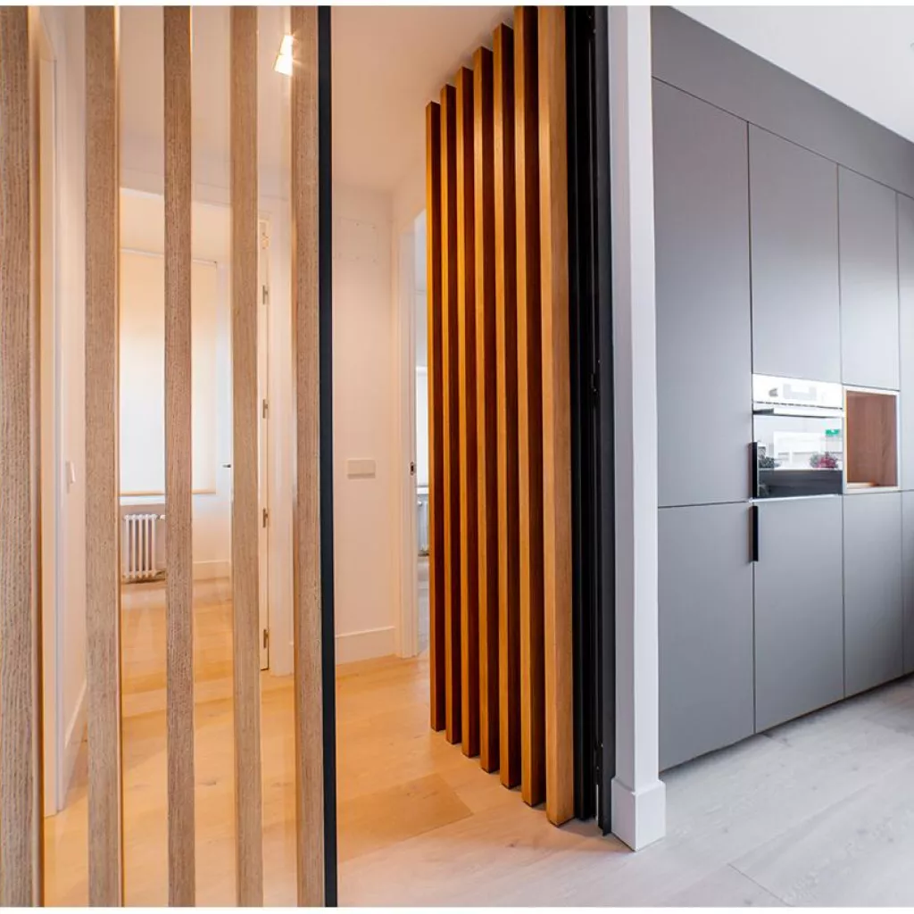 Frente de cocina suelo techo en gris y lamas de madera