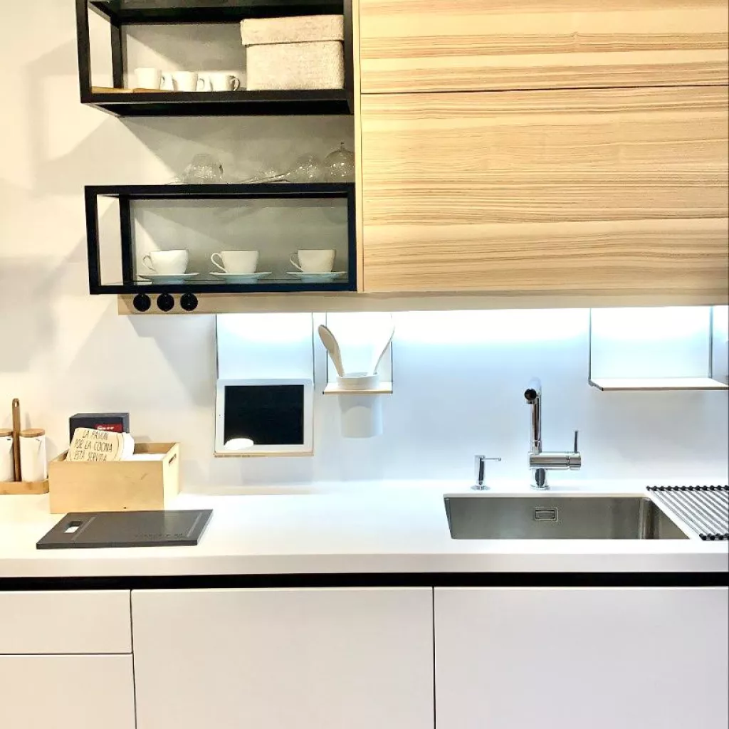 cocina blanca con madera