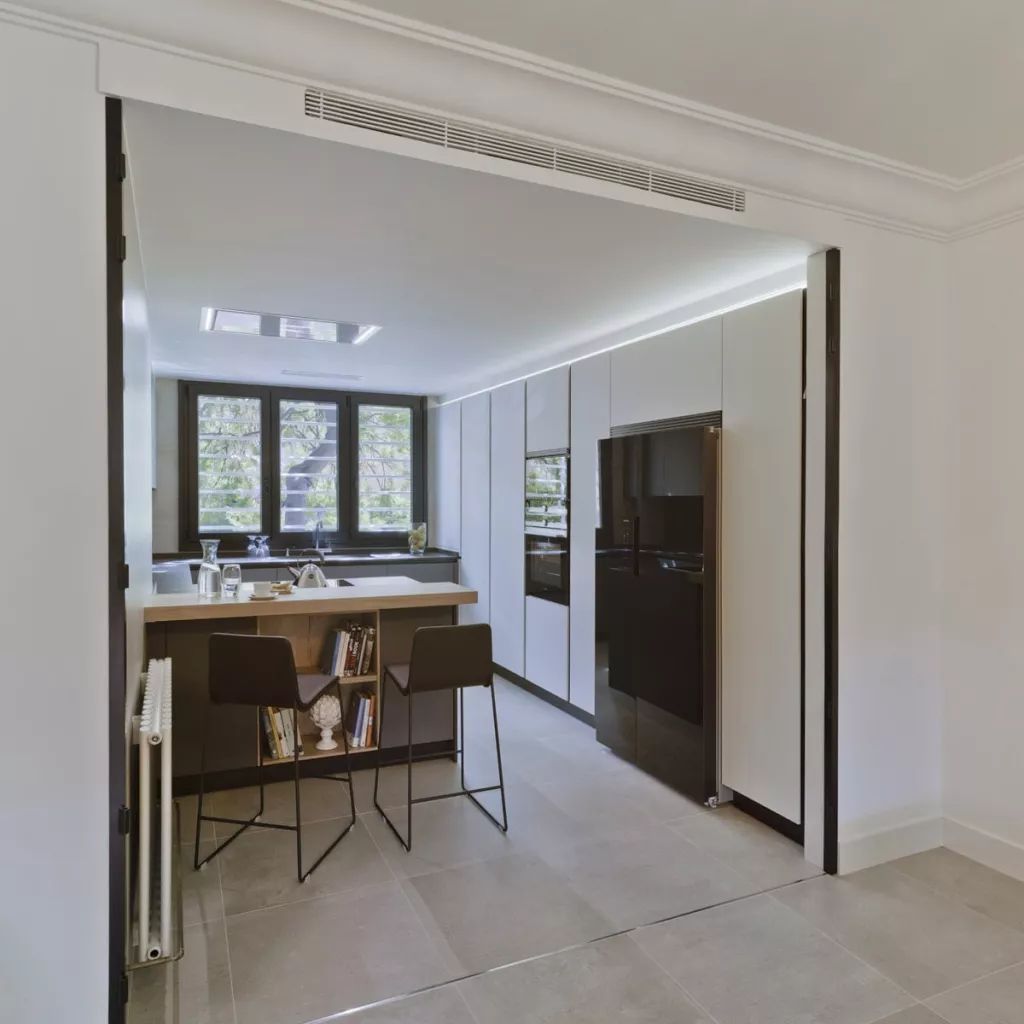 Cocina de diseño moderno cálida y luminosa