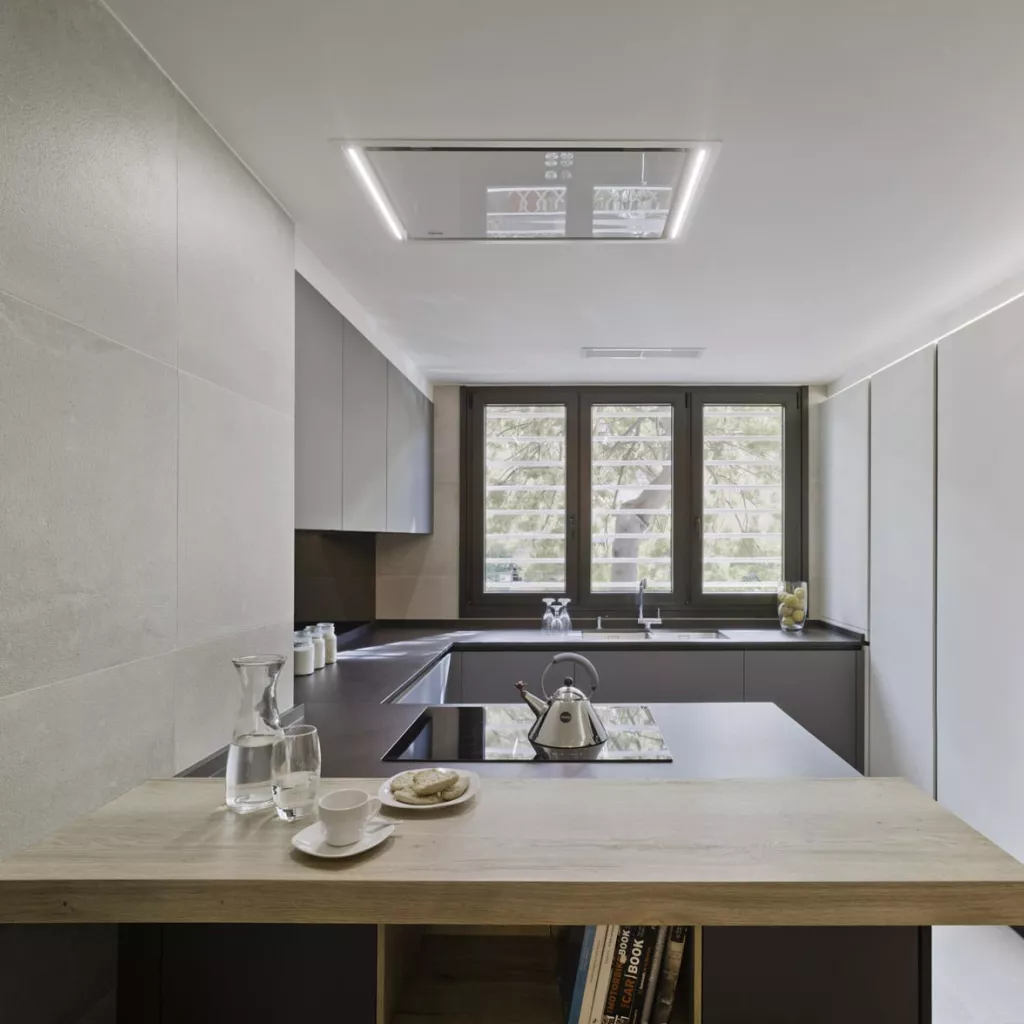 Cocina de diseño moderno cálida y luminosa