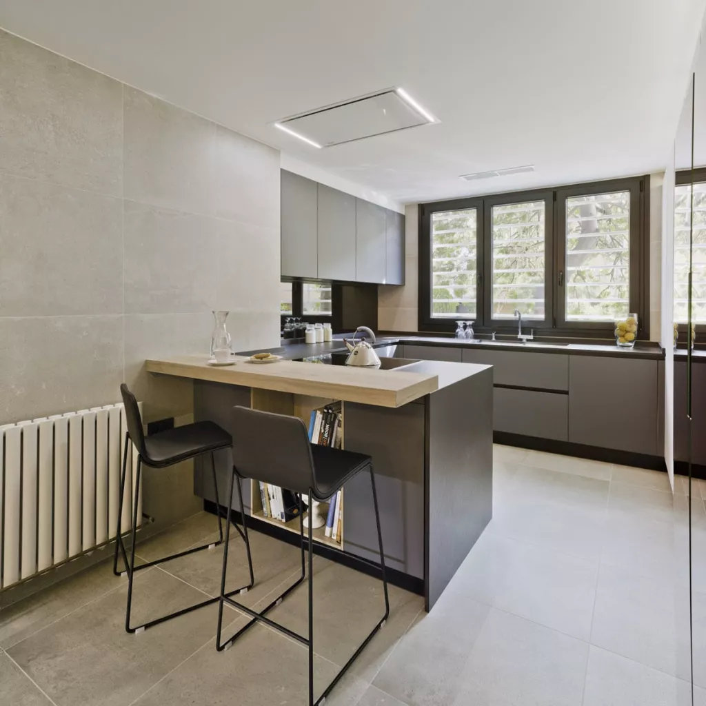 Cocina de diseño moderno cálida y luminosa