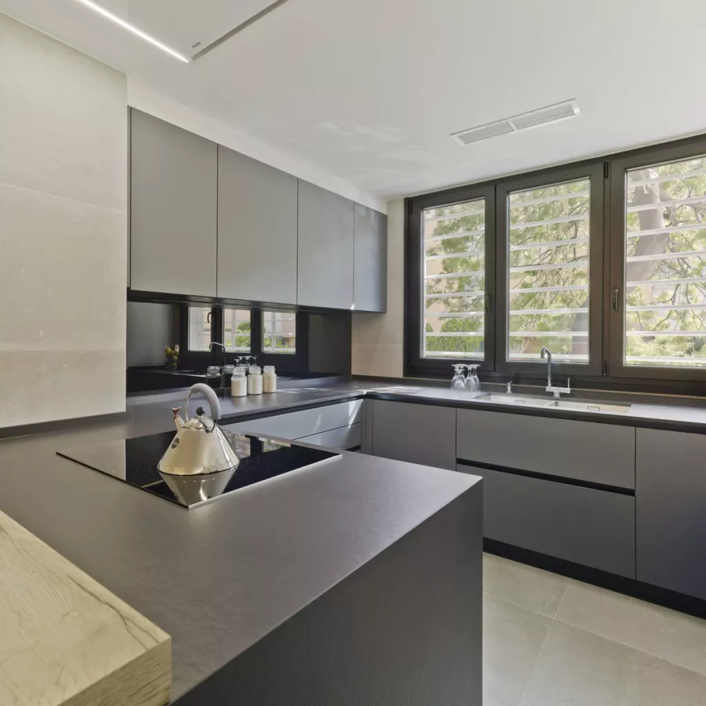 Cocina de diseño moderno cálida y luminosa