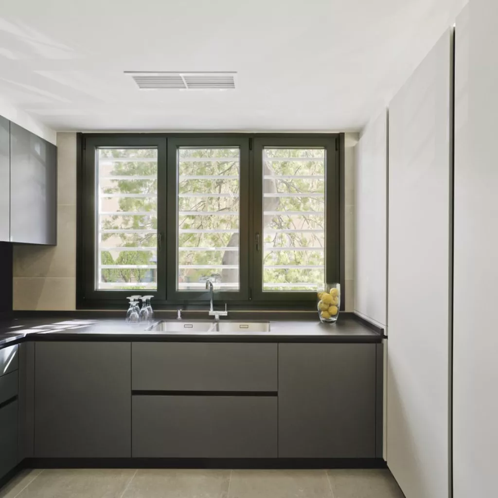 Cocina de diseño moderno cálida y luminosa