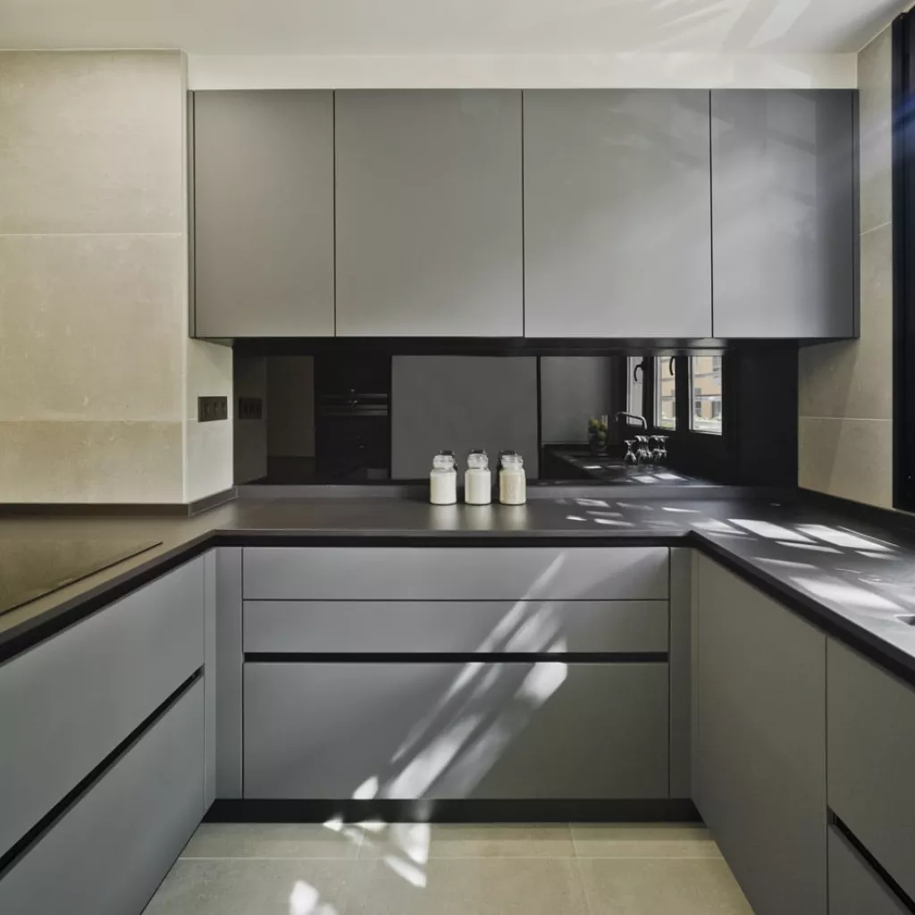 Cocina de diseño moderno cálida y luminosa