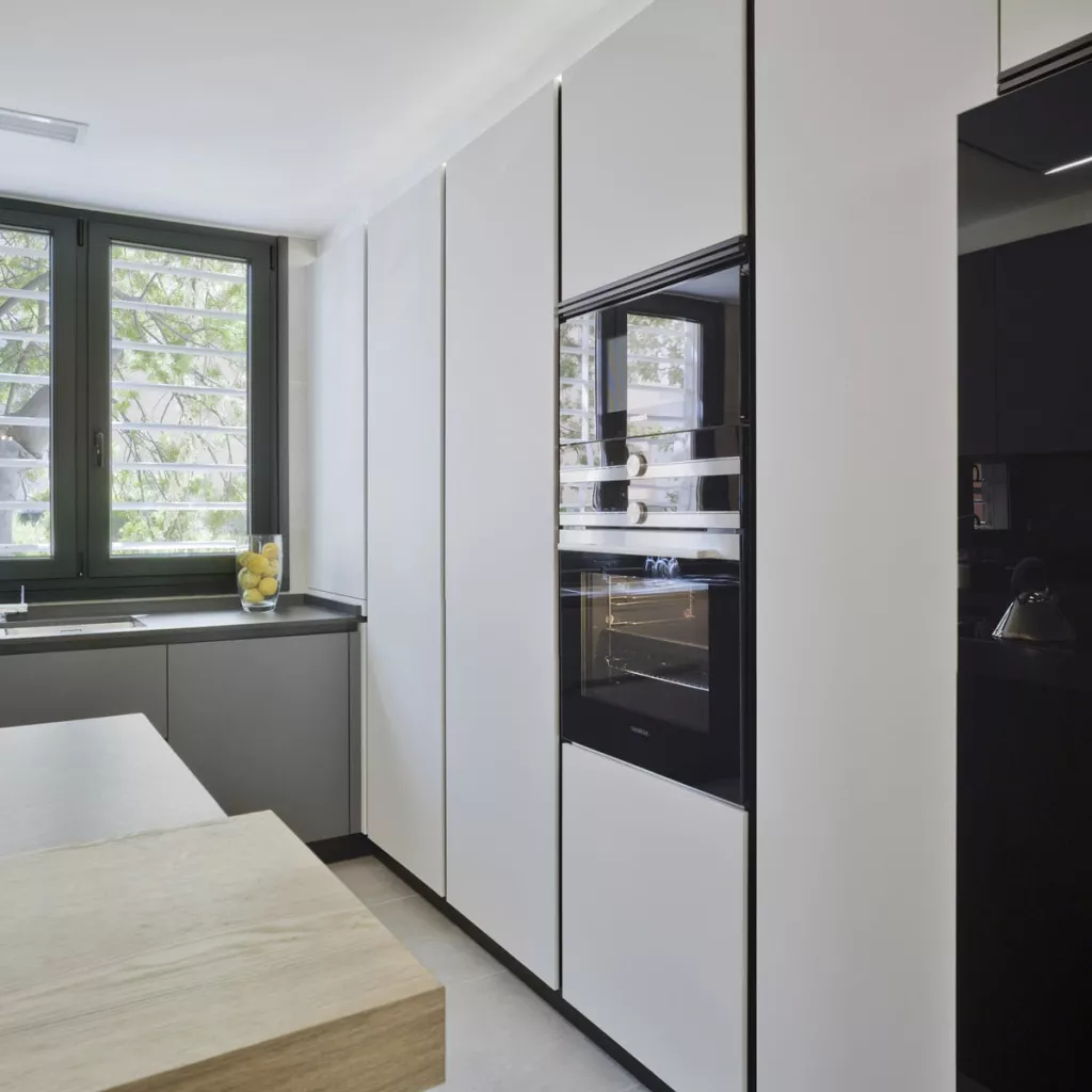 Cocina de diseño moderno cálida y luminosa