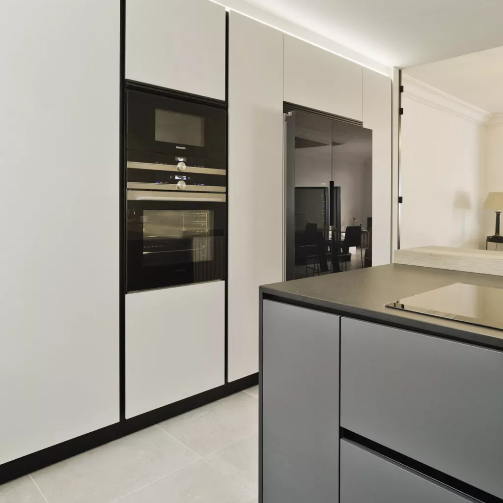 Cocina de diseño moderno cálida y luminosa