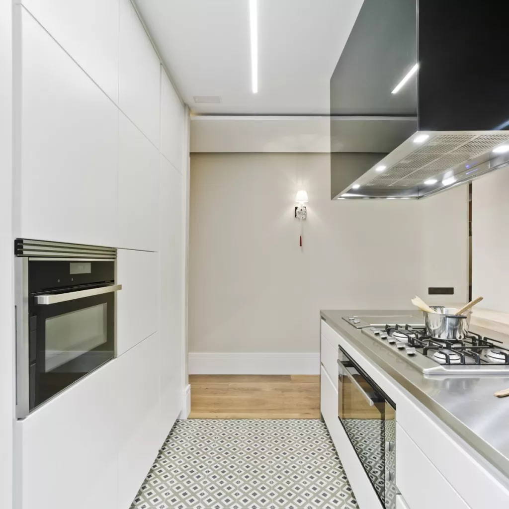 Cocina de diseño moderno y lujo en L en Madrid