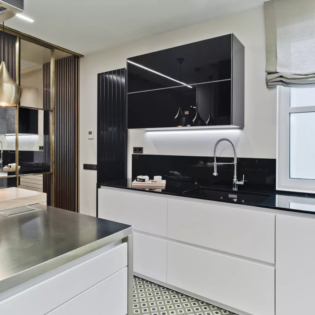 Cocina de diseño moderno y lujo en L en Madrid
