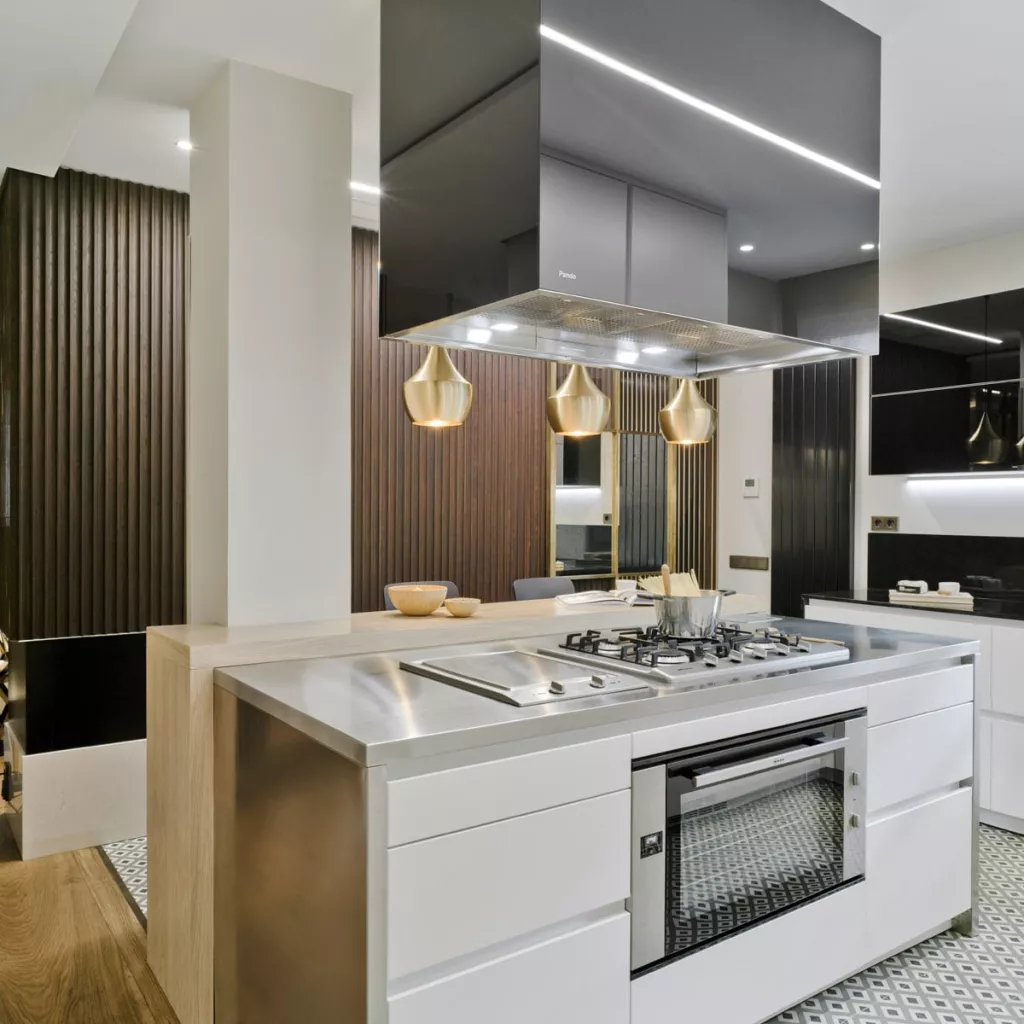 Cocina de diseño moderno y lujo en L en Madrid