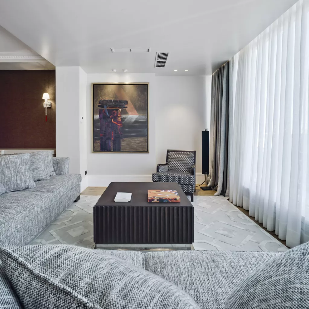 Cocina de diseño moderno y lujo en L en Madrid