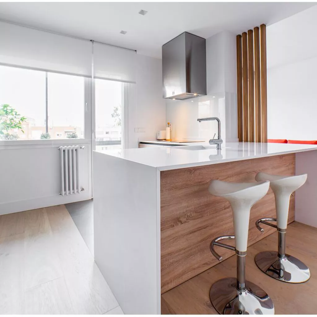 Cocina en blanco y madera con isla abierta