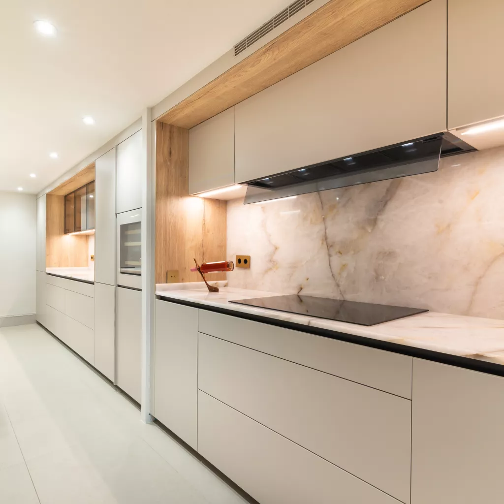 Cocina abierta de líneas elegantes