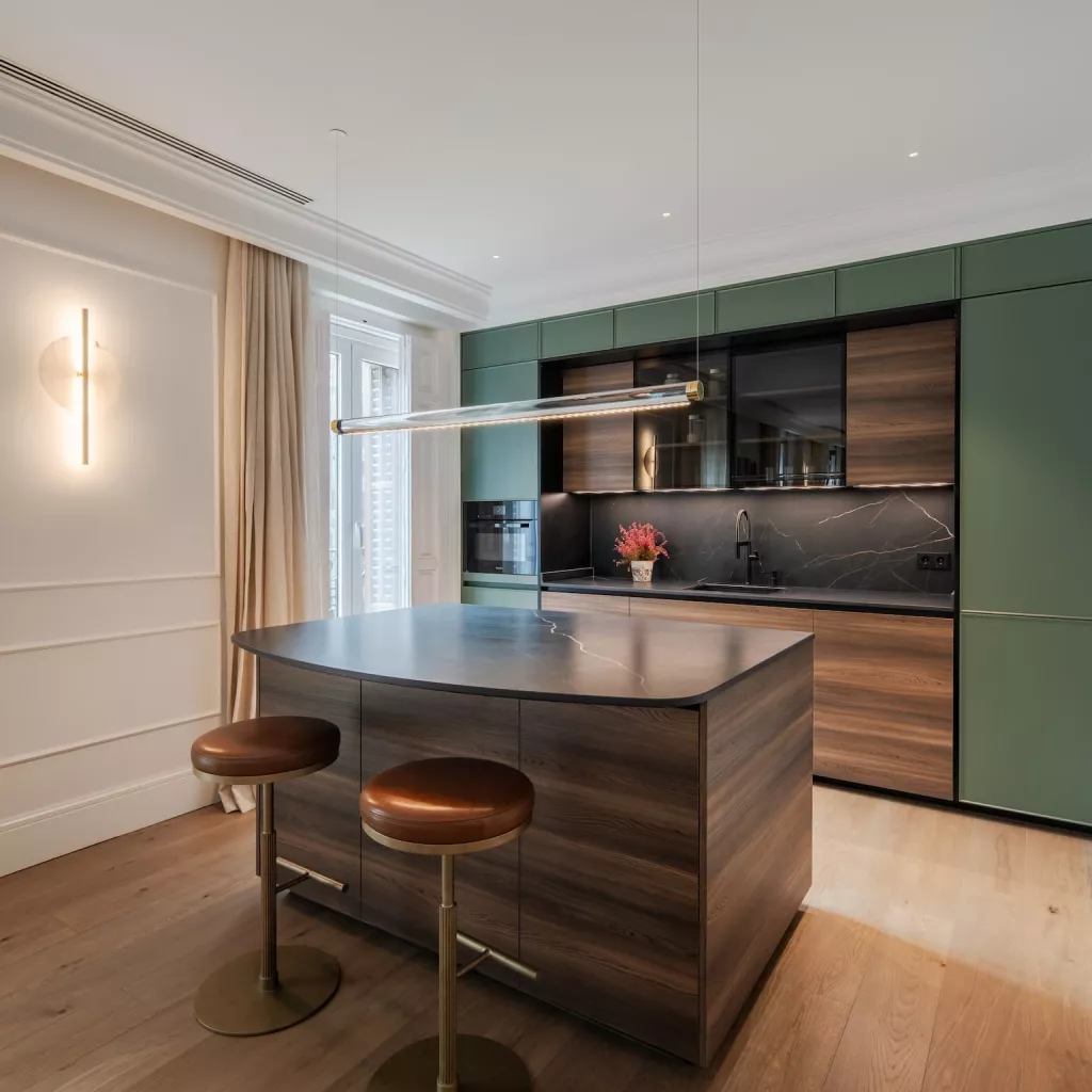 Cocina con carácter y equilibrio cromático