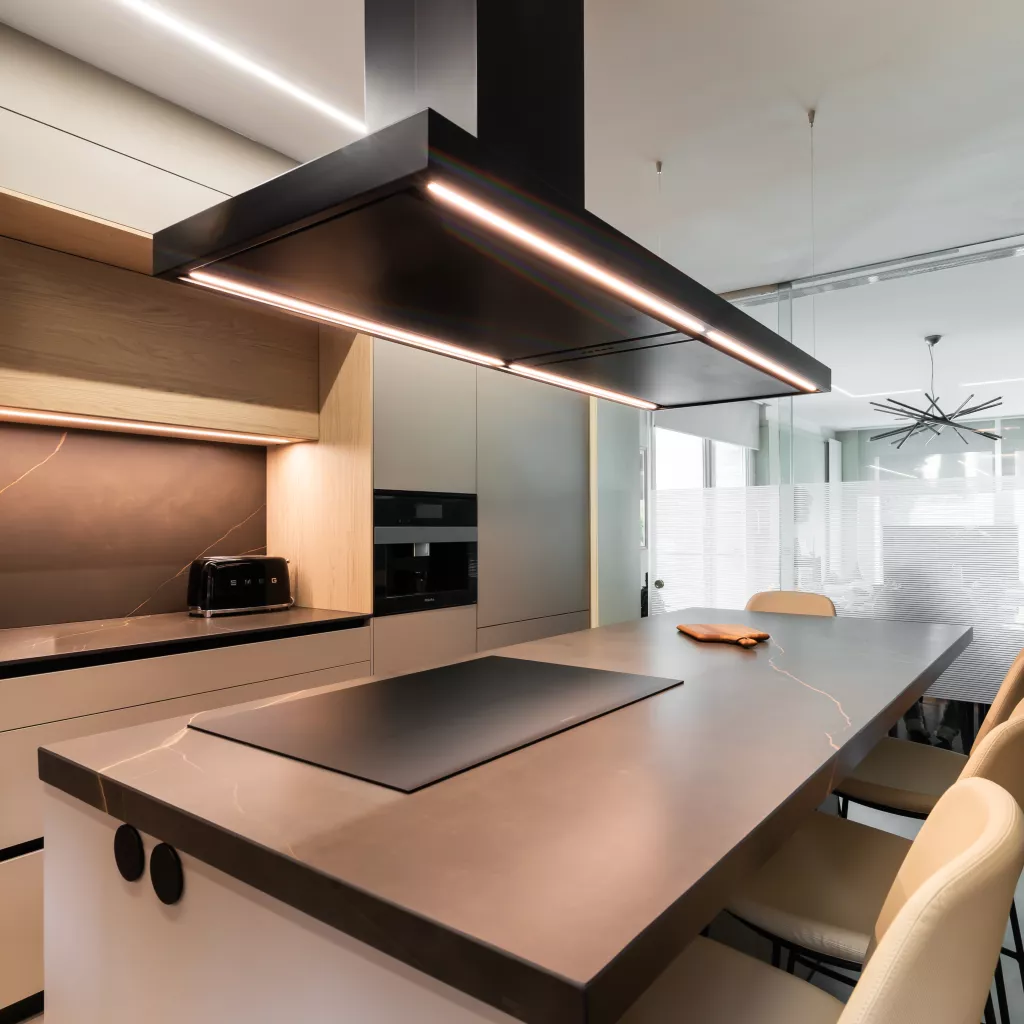 Cocina con isla contemporánea: diseño limpio, iluminación integrada y protagonismo del detalle