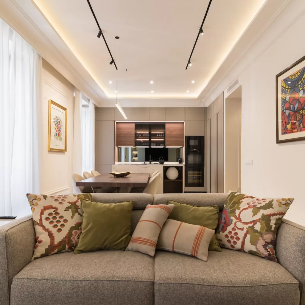 Cocina con materiales naturales abierta al salón en Madrid