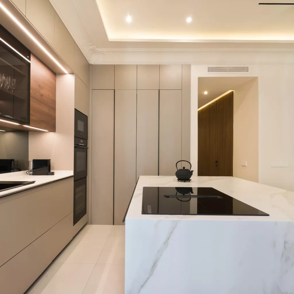 Proyecto real: Cocina con materiales naturales abierta al salón en Madrid