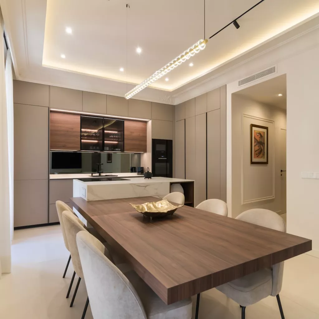 Cocina con materiales naturales abierta al salón en Madrid