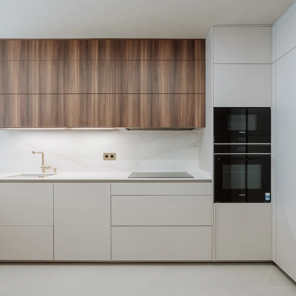 Cocina contemporánea con madera oscura, tonos neutros y detalles dorados