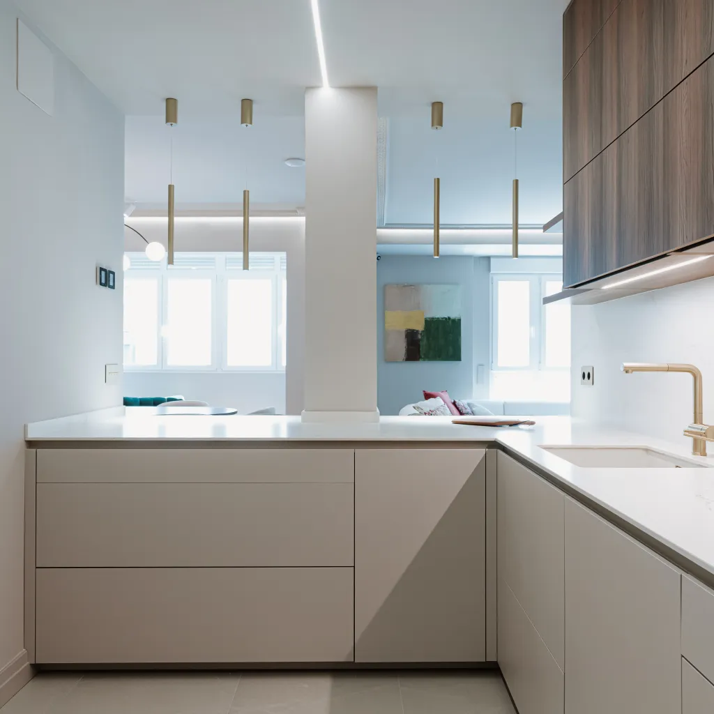 Cocina contemporánea con madera oscura, tonos neutros y detalles dorados