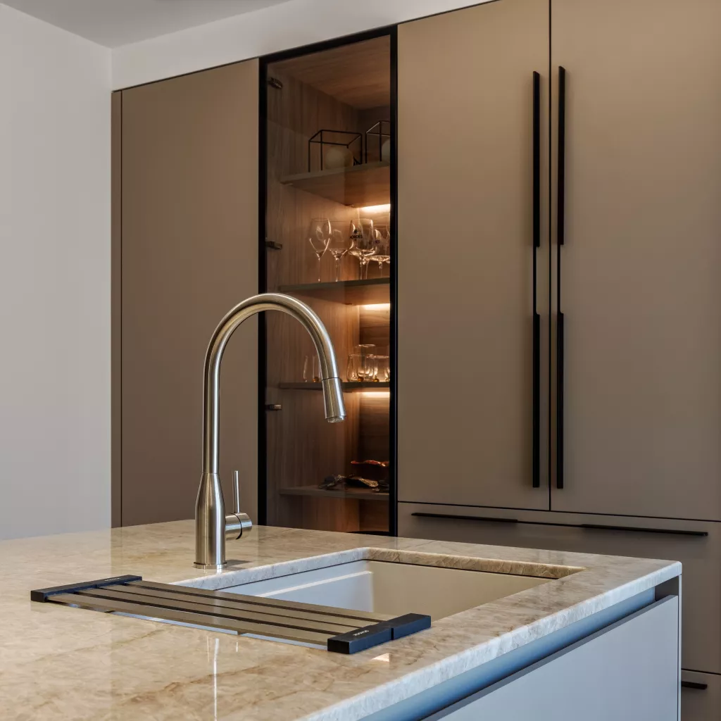 Cocina moderna con isla y vitrina en Pozuelo de Alarcón