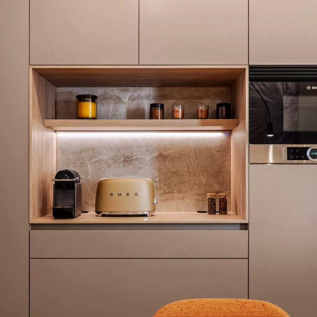 Cocina moderna con isla y vitrina en Pozuelo de Alarcón