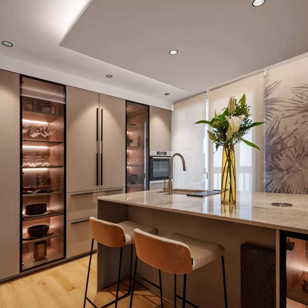 Cocina moderna con isla y vitrina en Pozuelo de Alarcón