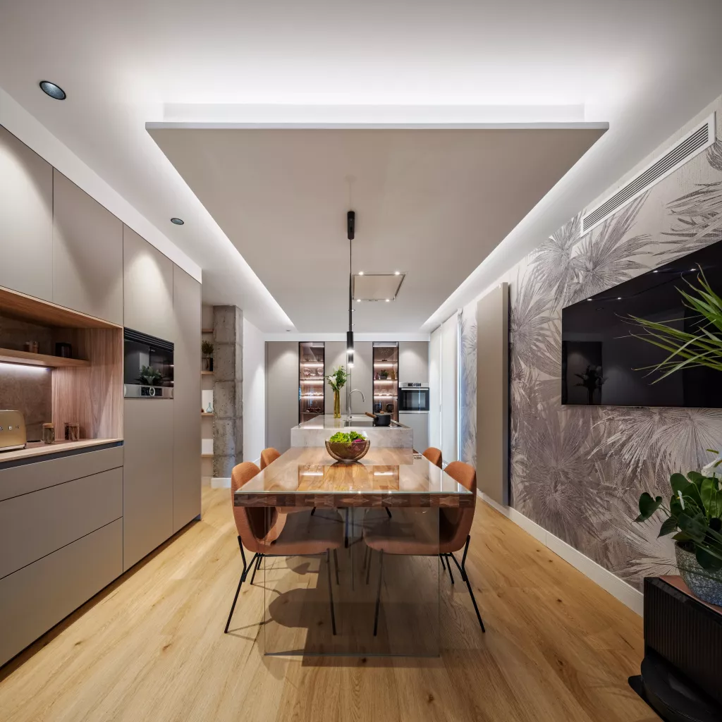 Cocina moderna con isla y vitrina en Pozuelo de Alarcón