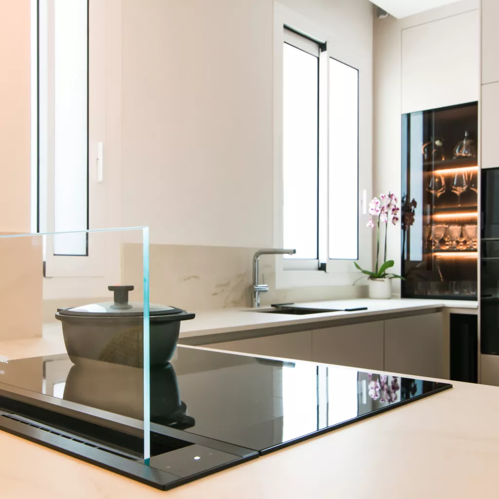 Cocina abierta con península, diseñada para ganar calidez, funcionalidad y personalidad