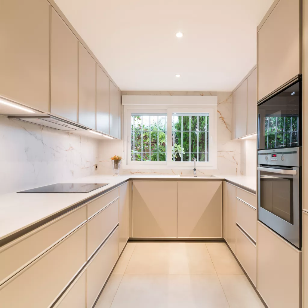 Cocina en U que potencia la luz y la continuidad