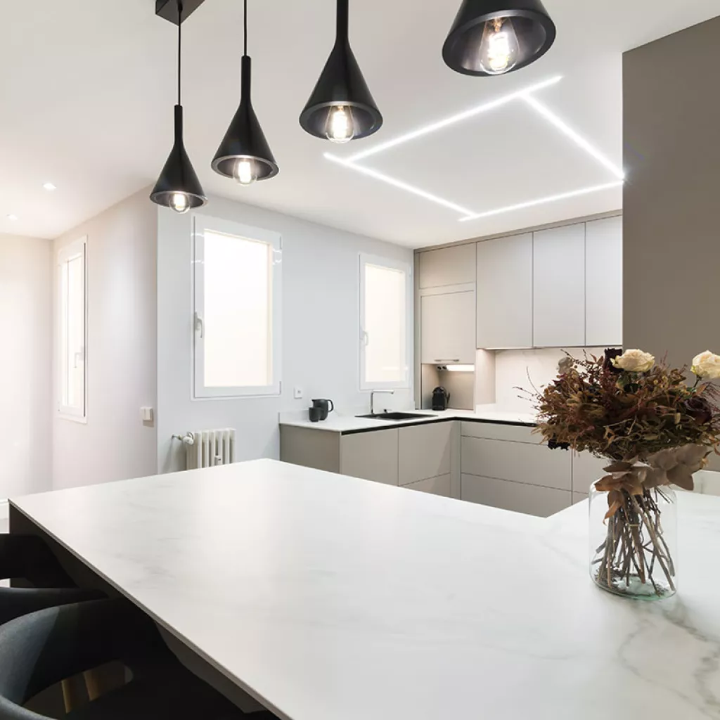 Cocina con península color Gris Bruma