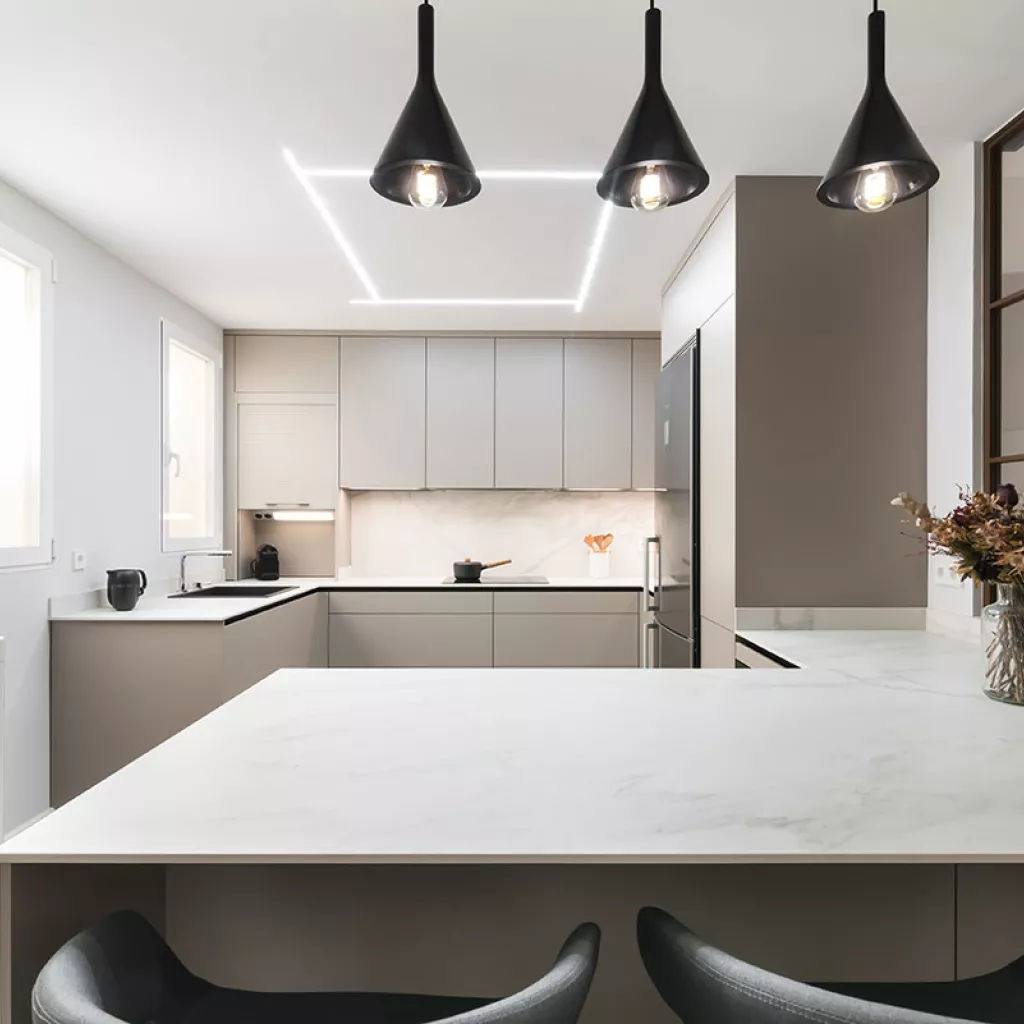 Cocina con península color Gris Bruma