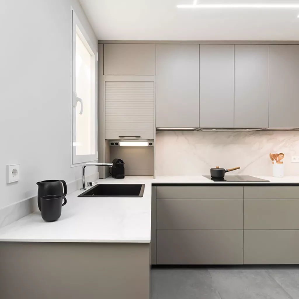Cocina con península color Gris Bruma