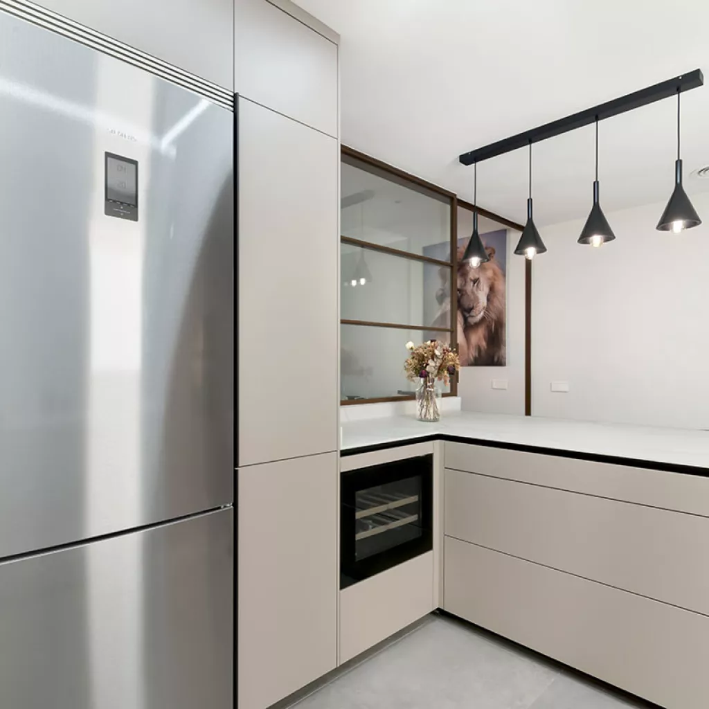 Cocina con península color Gris Bruma